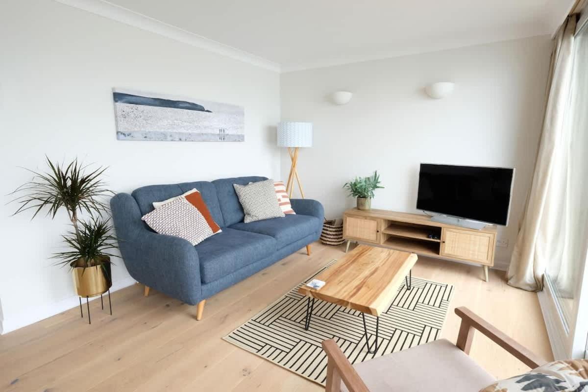 Apartment Spectacular Waterfront Views With Parking At 'mariners Mirror'