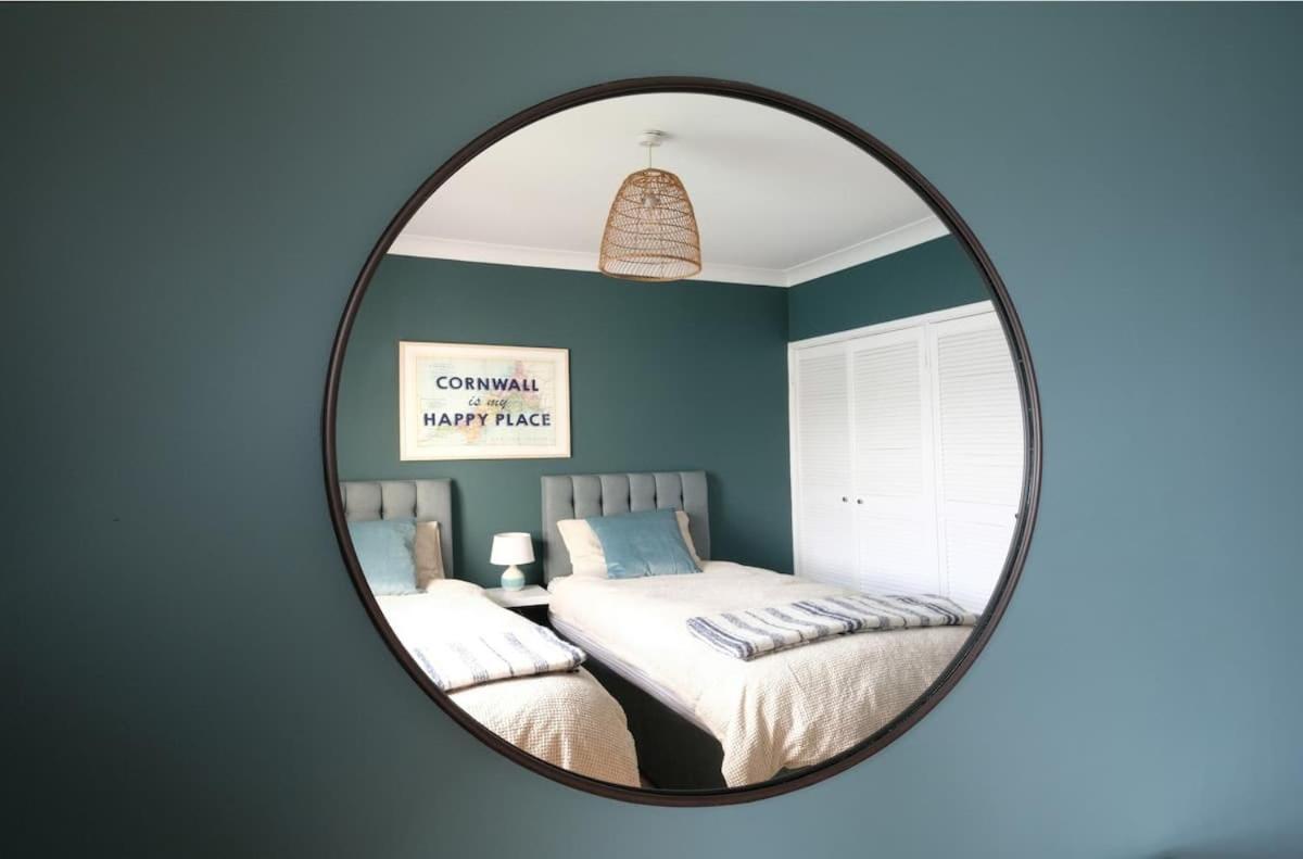 Apartment Spectacular Waterfront Views With Parking At 'mariners Mirror'