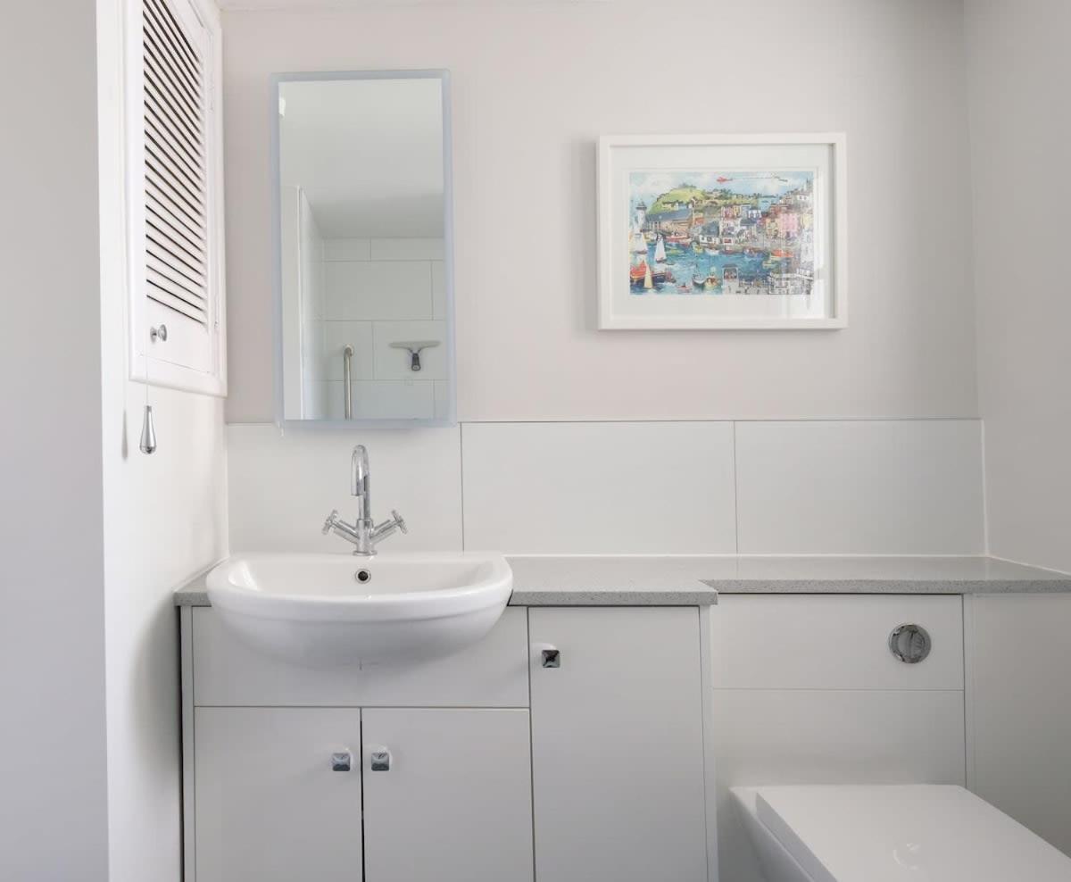 Spectacular Waterfront Views With Parking At 'mariners Mirror' Apartment