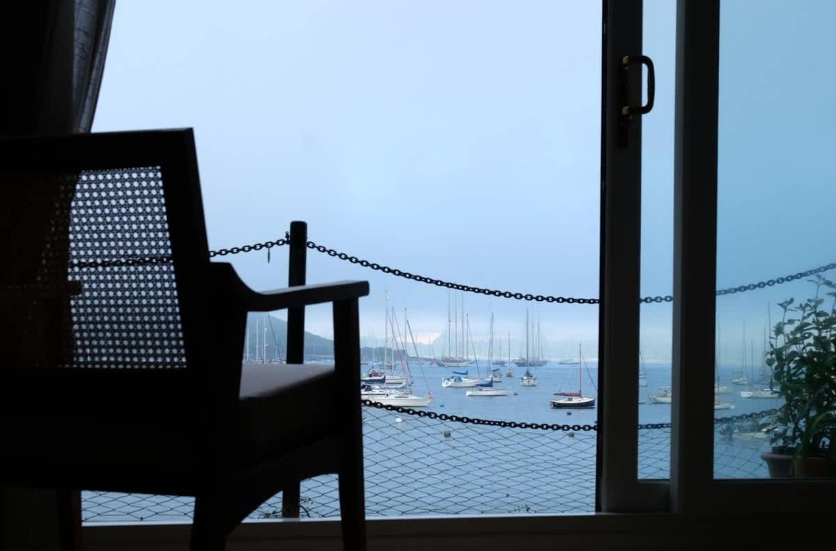 Apartment Spectacular Waterfront Views With Parking At 'mariners Mirror' *
